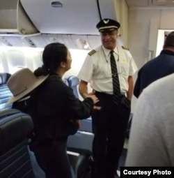 کاپیتان بهنام پس از نشاندن هواپیما