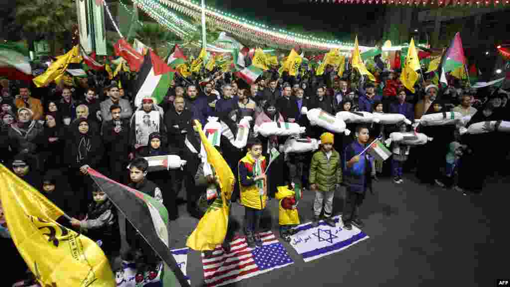 A teheráni Palesztina térre szervezett&nbsp;Izrael- és USA-ellenes tüntetésen.&nbsp; A Hezbollah, amelyet Irán legerősebb fegyveres megbízottjának tekintenek a térségben, bosszút ígért. &bdquo;Ez a bűncselekmény nem marad következmények nélkül&rdquo; - áll a csoport közleményében