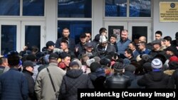 Садыр Жапаров Нарында эл менен жолукканда жаңы салык эрежелерине байланышуу нааразылык айтылган. 