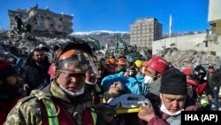 Спасители носят носилка с пострадала жена в Турция на 17 февруари 2023 г. 