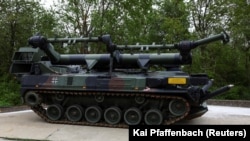 Нямецкі танк Keiler, які выкарыстоўваецца для разьмінаваньня, стаіць каля аднаго з заводаў кампаніі Rheinmetall у Нямеччыне (архіўнае фота)