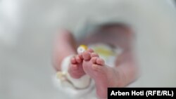 Një foshnje në repartin e neonatologjisë në Prishtinë. Fotografi ilustruese nga arkivi. 