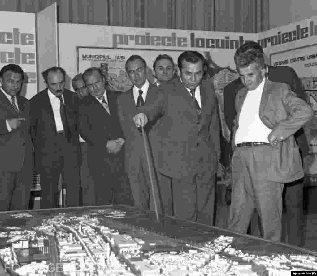 Fostul președinte Ion Iliescu a fost pentru o perioadă unul dintre oamenii de încredere ai dictatorului Nicolae Ceaușescu. Într-o vizită de lucru din 1975 la Iași, Nicolae Ceaușescu merge împreună cu Ion Iliescu la Institutul Județean de Cercetări și Proiectări din Iași.