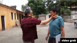 Эркин журналист Ыдырыс Исаковго Койчукуловдун кол көтөрүп жаткан учуру. 12-июнь, 2023-жыл. Видеодон алынган сүрөт. 