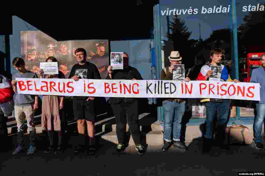 Demonstracije u znak sjećanja na bjeloruskog umjetnika Aleša Puškina ispred bjeloruske ambasade u Vilniusu.