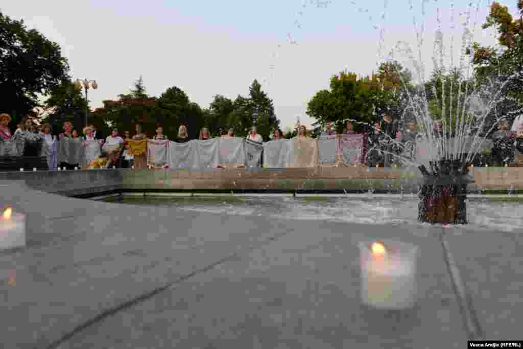 Umetničku akciju &quot;Majčina marama&quot;, koja je izvedena u Beogradu na 28. godišnjicu genocida u Srebrenici, kreirali su Pokret majki enklava Srebrenica i Žepa u saradnji sa Centrom za postkonfliktna istraživanja i Memorijalnim centrom Srebrenica. &nbsp;
