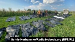 Пошуковики оглядають тіла російських військових