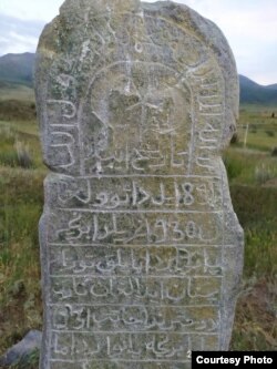 Турдумолдо Баатай уулунун бейит ташы. Сары-Талаа, Кызарт айылы. Жумгал району, Нарын облусу. 1938-ж. Д.Сапаралиевдин жеке архиви.