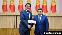 Эдил Байсаловго (солдо) Мамлекеттик кызматтын 3-класстагы кеңешчиси чинин Акылбек Жапаров тапшырды. Бишкек. 23-июнь, 2023-жыл