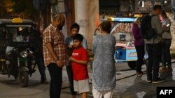 Gosti hotela u Amritsaru izašli su napolje nakon snažnog podrhtavanja tla koje je trajalo najmanje 30 sekundi, Afganistan, 21. ožujka 2023.