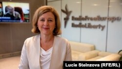 Zëvendëspresidentja e KE-së për vlera dhe transparencë, Vera Jourova, gjatë intervistës dhënë në selinë e Radios Evropa e Lirë në Pragë. 13 tetor 2023.
