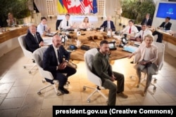 Президента України Володимир Зеленський (на передньому плані) під час одного із засідань «Групи семи» в Італії, 13 червня 2024 року
