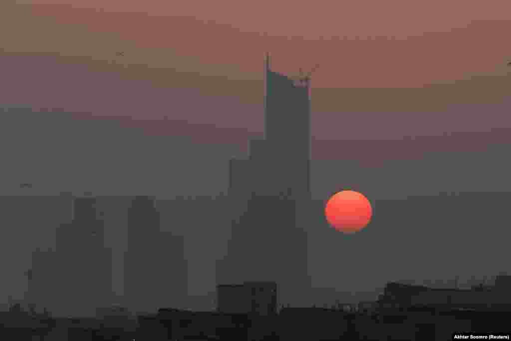 Пакистан, Карачи шаарындагы Бахрия мунарасы. 1-январдагы күн чыккан учуру.&nbsp;