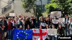 სამხატვრო აკადემიის რექტორს, ყარამან ქუთათელაძეს, "აგენტების კანონის" საწინააღმდეგო პროტესტის მონაწილეებმა ფოტოს გადაღება სთხოვეს იმის დასადასტურებლად, რომ ესმის მათი და მხარს უჭერს მათ მოთხოვნებს.