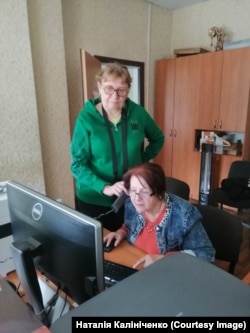 8 травня, після скинутих на Білопілля 7 КАБів, випускаємо газету. Єдине джерело звʼязку – стаціонарний телефон. По ньому і вичитували газетні сторінки. Мобільного звʼязку немає.