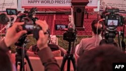 شماری از رسانه های حین پوشش یک نشست خبری در کابل. عکس از آرشیف