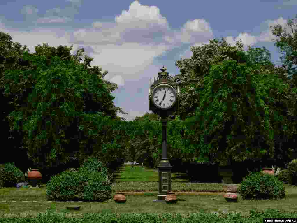 Ana: &bdquo;Asta voiam să vă spun, că soarta ne-a dat un mare avantaj - locuim în centrul orașului, la 10-15 minute de parc, și venim în fiecare zi. Parcă e al nostru&rdquo;.&nbsp; George: &bdquo;(Cișmigiul) e grădina noastră, așa o socotim&rdquo;.&nbsp; Ana: &bdquo;Noi suntem ai parcului. Ne simțim bine aici&rdquo;.