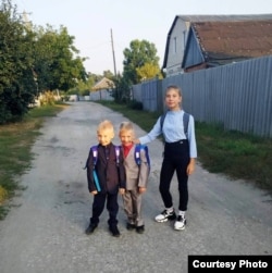 Дарина Сидоренко з братами. Фото з особистого архіву родини