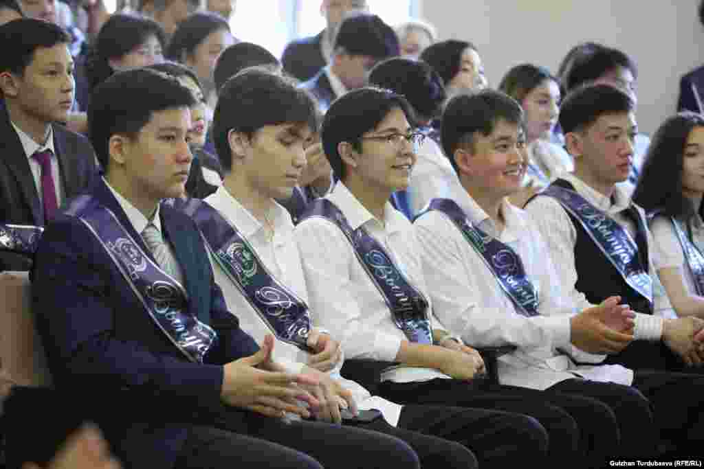 №70 окуу-тарбиялык комплекс мектеп-гимназиянын бүтүрүүчүлөрү.&nbsp;