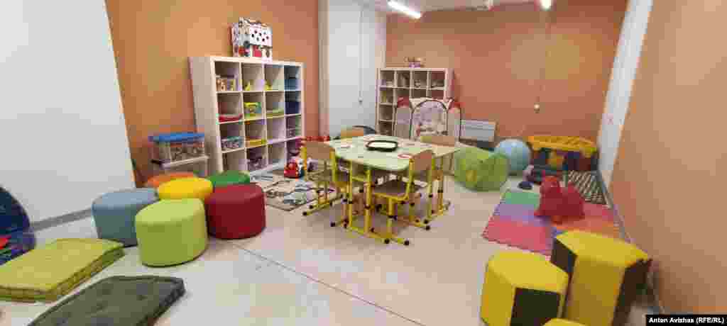 Egy pihenőszoba, amely napközinek is használható. A létesítményt várhatóan kilencszáz diák fogja használni két műszakban