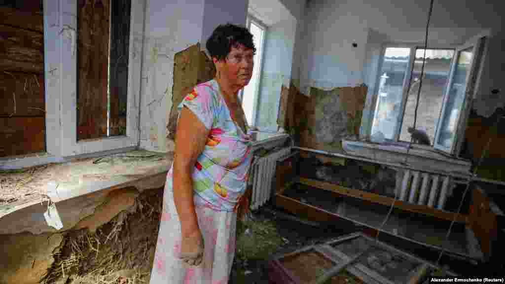 A nyolcvankét éves Alekszandra Karelina árvízben megrongálódott otthonában, Hola Prisztanban 2023. július 6-án. A katasztrófa után az oroszok minden be- és kijáratot lezártak, ennek következtében az önkéntesek nem tudták eljuttatni a humanitárius segélyeket a helyieknek