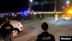 Служители на спешна помощ и представители на медиите работят близо до моста "Франсис Скот Кий" от страната на Балтимор след срутването на моста, 26 март 2024 г.