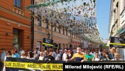 Protest novinara i aktivista u Banjaluci protiv izmjena Krivičnog zakona RS kojim je kleveta krivično djelo.