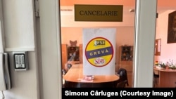 Greva profesorilor a afectat întreaga țară. În unele școli, acțiunea este anunțată prin afișe lipite pe ușa cancelariei.