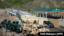 Азербайджанский КПП на мосту Хакари (архив)