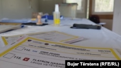 Glasački listići na izbornom mestu Ujman, Zubin Potok, 23. april 2023.