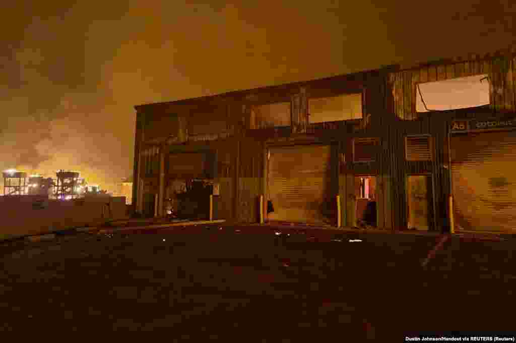 Požare su raspirivali jaki vjetrovi izazvani uraganom koji je uništio stotine zgrada i spalio neka područja do temelja.