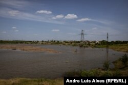 Niveli i ujit është rritur në liqenet artificiale që rrethojnë fshatin Odradokamjanka.