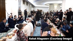 Президент Садыр Жапаров (сол жакта, муфтийдин жанында) Борбордук мечиттеги ооз ачарлыкта. 15-март, 2024-жыл.