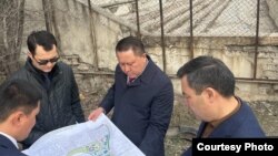 Президент Садыр Жапаровдун "Ак-кула" ат майданын абалы менен таанышып жаткан учуру. 3-март, 2023-жыл. 