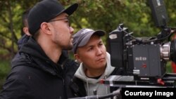 Режиссер Адилет Каржоев жана оператор Жуманазар Койчубеков.