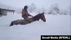 Ош облусунун Кара-Кулжа району. Айрым айылдарда кардын калыңдыгы бир метрден ашкан.