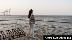 Жена на пристанището в Одеса, 25 юли 2023 г. В края на юли Русия излезе от така наречената зърнена сделка и започна да обстрелва украинските черноморски пристанища.