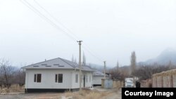 Баткендеги куралдуу кагылышта кыйраган үйлөрдүн ордуна курулган жаңы үйлөр. 25-февраль, 2023-жыл. 