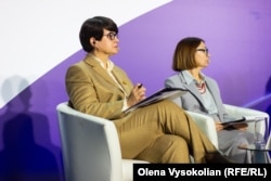 Лариса Денисенко, правозахисниця, членкиня правління та співзасновниця Асоціації жінок-юристок України «ЮрФем», письменниця та медійниця (на світлині ліворуч)