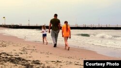 Пйотр Міткевич разом з доньками на морі в Одесі. Літо, 2023 рік