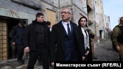 Премиерът Николай Денков и посланичката на Украйна в България Олеся Илашчук. Българска правителствена делегация посети Киев в понеделник. 