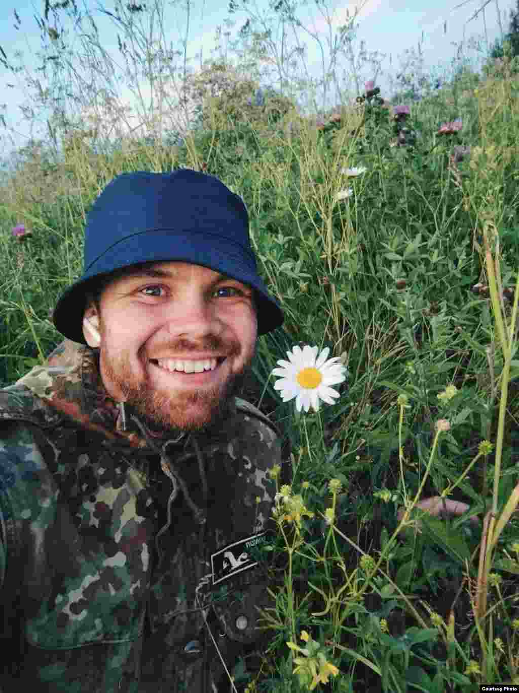 Nikita Tuškanov U maju 2023. profesor historije iz ruske Republike Komi osuđen je na 5,5 godina zatvora zbog objava na društvenim mrežama koje podržavaju Ukrajinu i osuđuju rusku invaziju. Dva mjeseca kasnije, Tuškanov je oženio svoju zaručnicu dok je bio u pritvoru. U zatvoru ovaj 29-godišnjak je više puta boravio u samicu zbog prijestupa poput držanja ruku u džepovima tokom prozivke. On je u posljednjem pojavljivanju pred sudom izjavio da &quot;neće promijeniti svoj stav o događajima u Ukrajini&quot;.