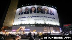 28 ივნისს, ირანში საპრეზიდენტო არჩევნები გაიმართა. ექვსი შერჩეული კანდიდატიდან ორმა კენჭისყრაში მონაწილეობაზე უარი თქვა - 26 ივნისს, არჩევნებამდე ორი დღით ადრე. ფოტოზე: საარჩევნო ბანერი თეირანში.
