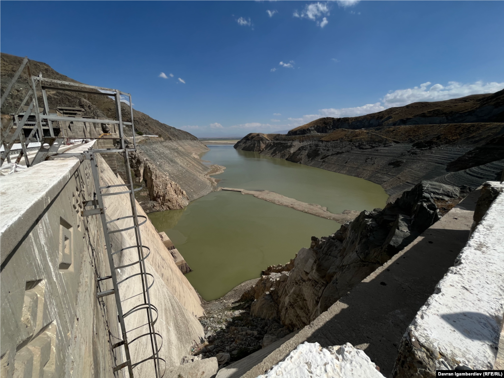 Августтун башында Кыргызстандын Киров суу сактагычына топтолгон суунун көлөмү соңку 30 жылдагы эң төмөнкү чекке түштү. Мындан улам 14-августа Кыргызстан Казакстанга суу берүүнү убактылуу&nbsp;​​​​​​​токтотту. Казакстан сугат суу жетишсиздигинен улам 13 райондо өзгөчө кырдаал режимин жарыялаган.