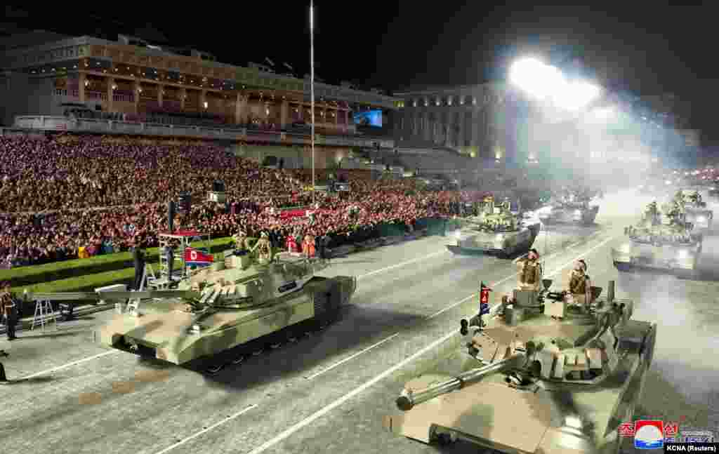 Prototipuri de tancuri nord-coreene văzute la o paradă militară în luna iulie.&nbsp; Armamentul fabricat în această țară asiatică sărăcită a fost criticat de unii analiști ca fiind nesigur după un incident din 2010,când Coreea de Nord a lansat aproximativ 170 de rachete și obuze spre ținte sud-coreene de pe insula Yeonpyeong. Potrivit rapoartelor sud-coreene, mai puțin de jumătate din proiectilele lansate au atins insula. Dintre cele care au făcut-o, aproximativ un sfert nu au reușit să detoneze.