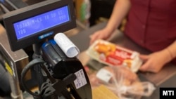 Tojást vesz egy vásárló egy országos élelmiszerlánc boltjában Budapesten 2022. november 11-én