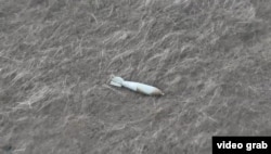 ФАБ, що не розірвалася, на полі під Авдіївкою