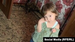 Алия Кубанычбекованын кээ бир тиштери ириңдеп, дарыгерлер операция жасатыш керек экенин айткан. Операция 106 миң сомго бааланган.