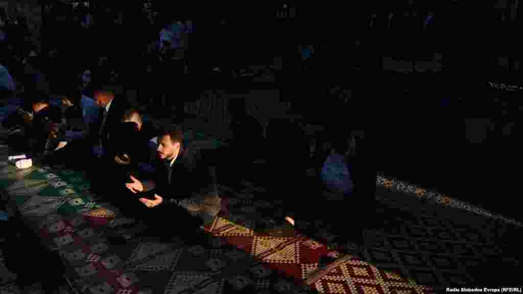 Zračak sunca obasjava vjernike koji su prvi došli na bajramsku molitvu u Gazi Husrev-begovu džamiju u Sarajevu.