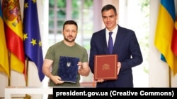 Presidenti i Ukrainës, Volodymyr Zelensky (majtas), dhe kryeministri i Spanjës, Pedro Sanchez, pasi e nënshkruan një marrëveshje dypalëshe për sigurinë. Madrid, 27 maj 2024.